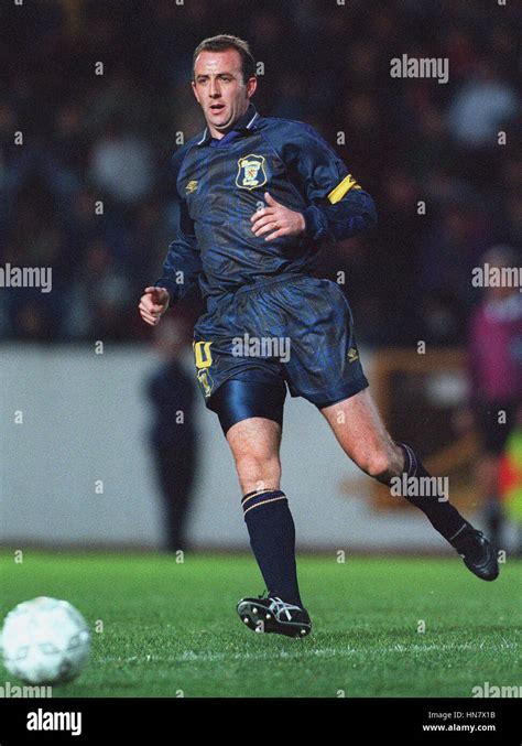 GARY MCALLISTER SCOTLAND & LEEDS UNITED FC 17 November 1994 Stock Photo ...