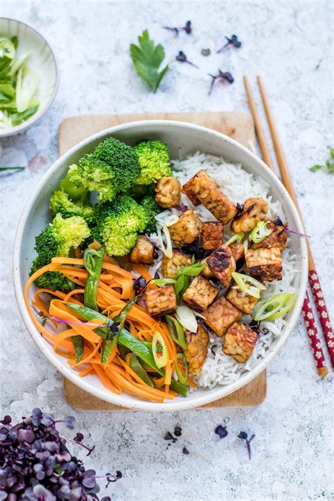 Diese leckere Tempeh Reis Bowl mit knackigem Gemüse versorgt euch mit Protein und Vitaminen. Ein ...