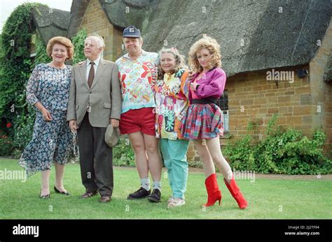 Geoffrey hughes keeping up appearances hi-res stock photography and images - Alamy