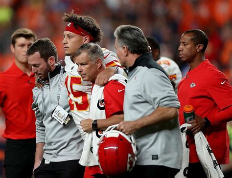 Patrick Mahomes hurts knee in Chiefs’ win over Broncos