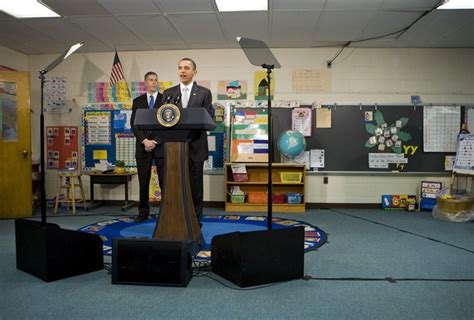 US President Obama Uses Teleprompters During Speech At Elementary ...