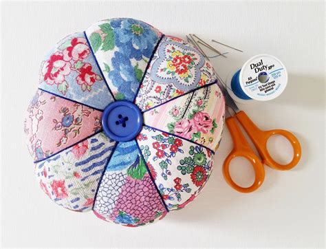 Pincushion Tutorial | Pin cushions patterns, Diy pin cushion, Pincushion tutorial