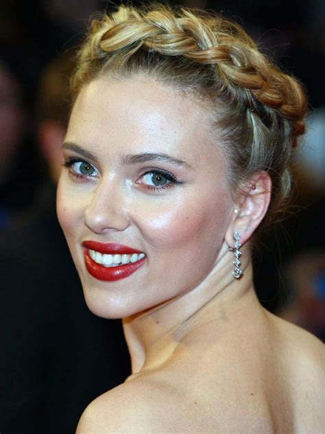 25 festive makeup ideas: Scarlett Johansson http://beautyeditor.ca/gallery/25-festive-makeup ...