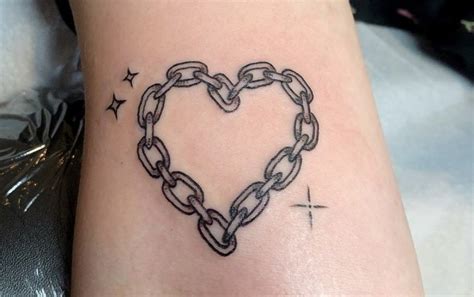 Chain heart tattoo | Chain tattoo, Simplistic tattoos, Heart tattoo designs