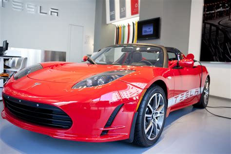 Tesla aggiorna la Roadster: 644 km di autonomia con una sola ricarica - Wired