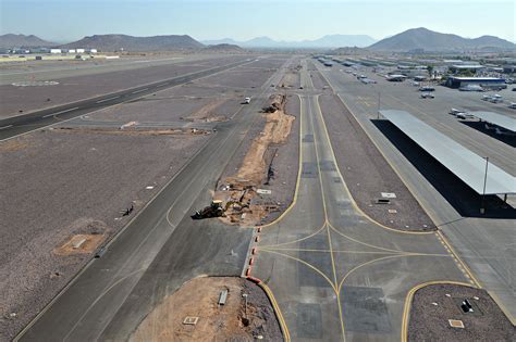 Deer Valley Airport Taxiway D | Kiewit Corporation