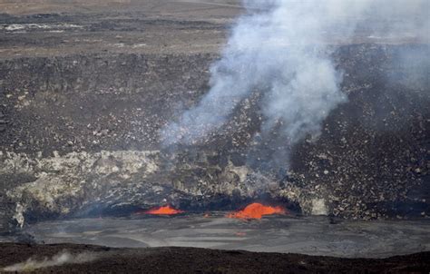 Lava lake spills over rim onto floor of Halemaumau - West Hawaii Today