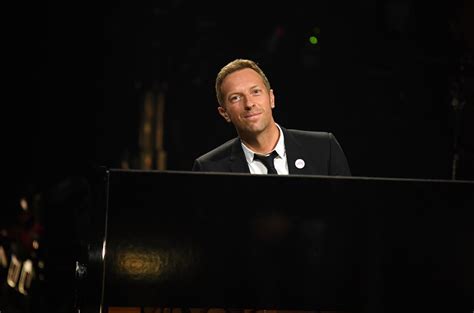 Chris Martin Duets With Pianist With One Hand: Watch