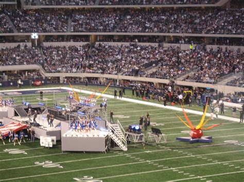 Dallas Cowboys Thanksgiving Halftime Show 2009 by Pink Powered by Moss ...