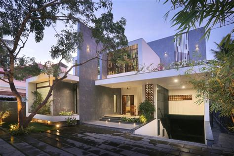 The Axial House - A Contemporary Residence In Kerala | VM Architects ...