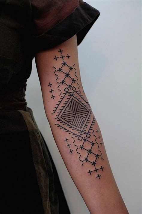 Symmetrical Tattoo Designs | Tatuagens no cotovelo, Desenho de tatuagem ...