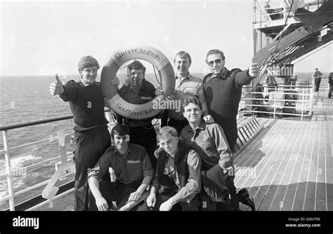 Falklands War - HMS Sheffield crew on QE2 Stock Photo - Alamy