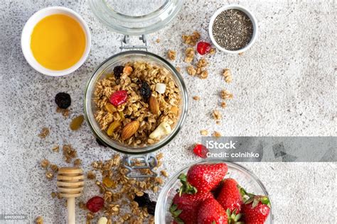 Granola Dengan Buahbuahan Kering Kacangkacangan Dan Madu Set Sarapan ...