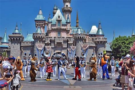 Disneyland Covid 19 - dsullana.com