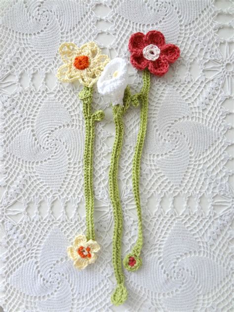 Little Treasures: DIY Crochet Flower Bookmarks