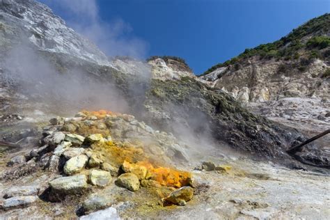 Solfatara di Pozzuoli: che cos'è e perché è pericolosa - Focus.it