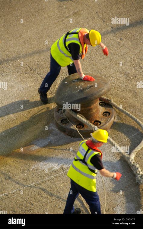 Dock workers hi-res stock photography and images - Alamy