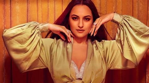 Sonakshi Sinha teases fan to eat air when asked about weight loss tips ...