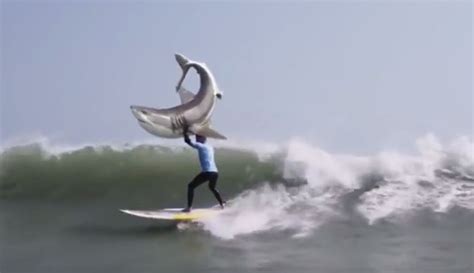 KFC ad spoofs Mick Fanning's shark attack - Videos - Virals - Emirates24|7