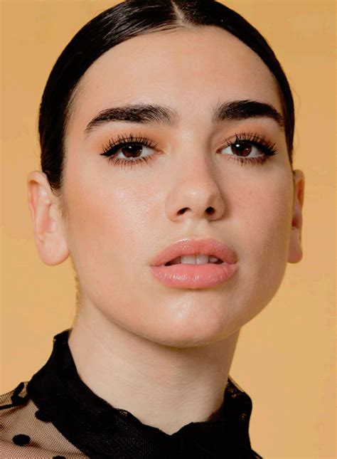 DUA LIPA | SOURCE | Celebridades sin maquillaje, Looks de maquillaje, Cejas