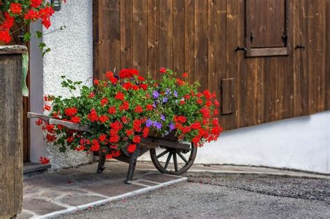 27 Rustic Wagon Planter Ideas | Garden Outline