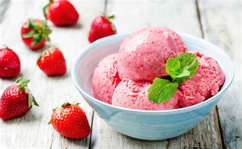 😋 Strawberry Ice Cream with Condensed Milk without Chunks