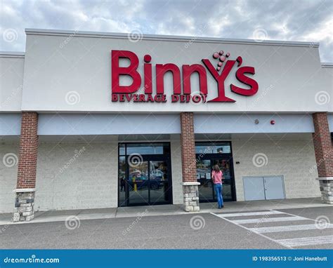 The Exterior of a Binny`s Beverage Depot Chain Retail Liquor Store in Springfield, IL Editorial ...