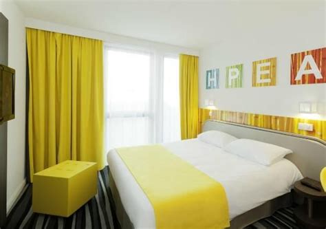 ibis Styles | Small hotel room, Bedroom design, Hotels room