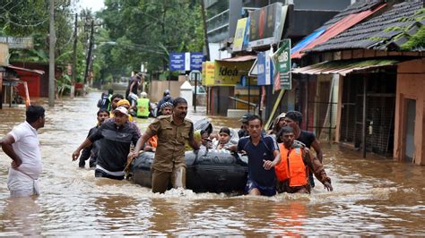 Disease outbreaks feared as thousands trapped by Kerala flood | World News | Sky News