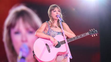 ‘Looks Like Sadness and Pain in Her Eyes’: Taylor Swift Performs ‘Cornelia Street’ in Mexico City