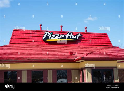 Pizza Hut restaurant building in Gloversville, NY USA with a clear blue sky background Stock ...