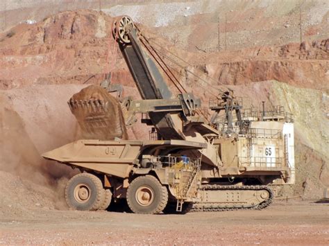 Mine shovel and haulage truck at Morenci Copper Mine | Arizona Geology ...