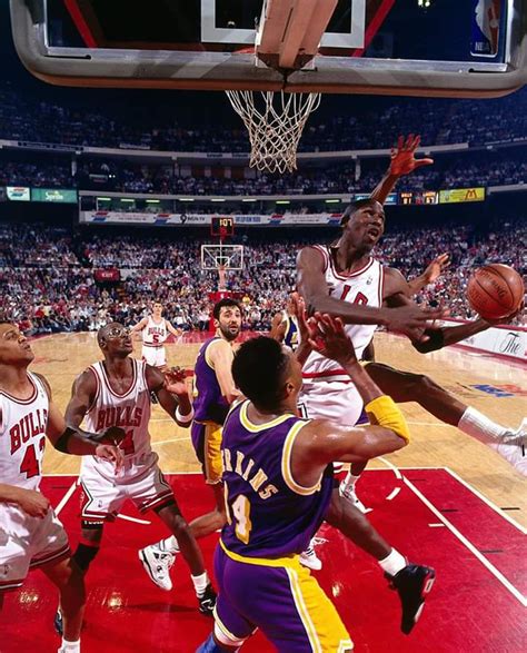 Lakers vs. Bulls 1991 NBA Finals-Michael Jordan Mid-air Switch hand ...