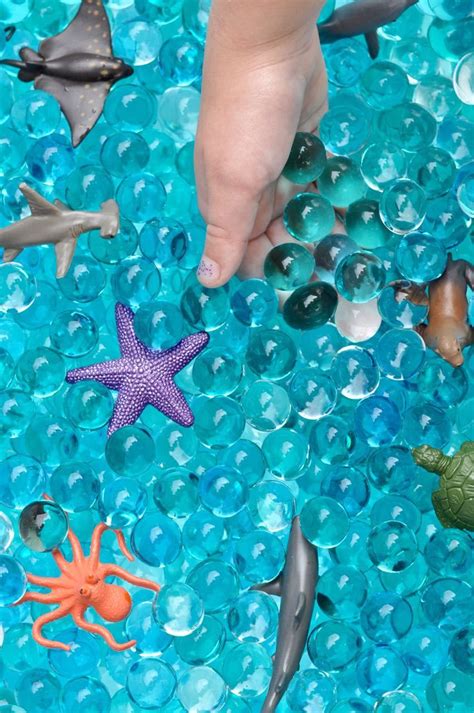 Ocean sensory bin with water beads tutorial. Such a fun kids activity + easy to make! #Freetobe ...
