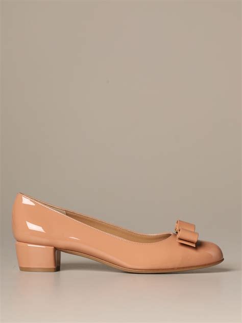 FERRAGAMO: Vara 1 décolleté with patent bow - Blush Pink | Ferragamo high heel shoes 01B221 ...