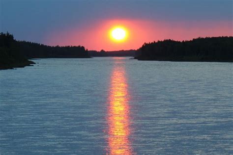 Soleil de Minuit dans la Vallée de la rivière Tornio en Laponie, Finlande - Pello Tourisme ...