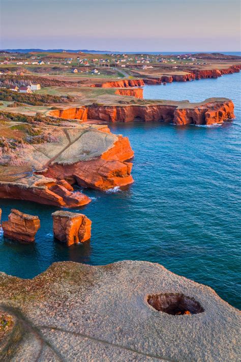 Les Îles de la Madeleine, au Québec, sont notamment réputées pour la beauté de leurs falaises ...