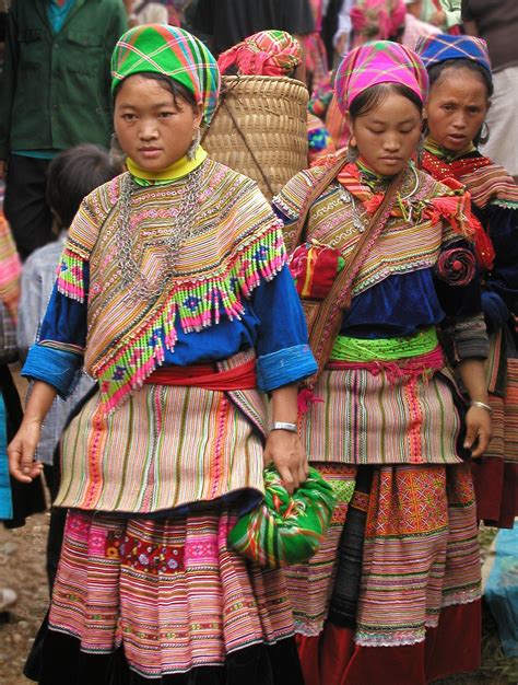 File:Hmong women at Coc Ly market, Sapa, Vietnam.jpg