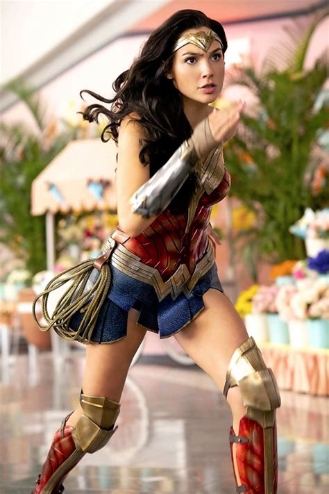 Gal Gadot Wonder Woman Costume Revealed