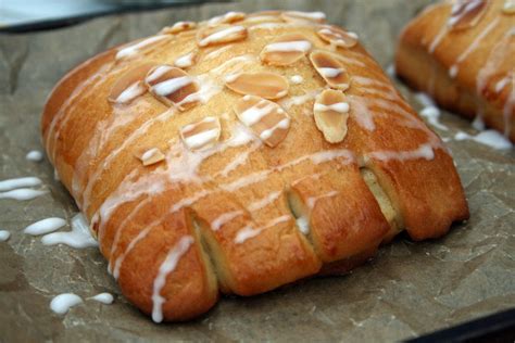 lauralovescakes...: Apple & Almond Bear Claw Pastries