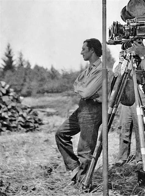 Buster Keaton filming The General, 1926 : r/Moviesinthemaking