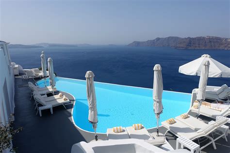 27 Best Santorini Hotels for HONEYMOONS & COUPLES