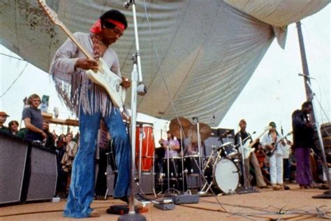 Jimi Hendrix plays The Star Spangled Banner at Woodstock (1969) - Click Americana