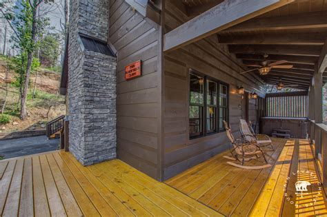 Black Bear Cabin in Gatlinburg w/ 2 BR (Sleeps4)