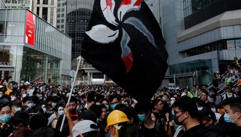 Hong Kong police arrest protesters as 'parallel traders' targeted