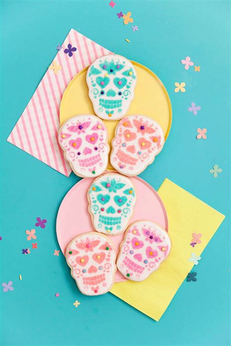 Sugar Skull cookies in honor of Dia de los Muertos! These are sooo simple to make and no cookie ...