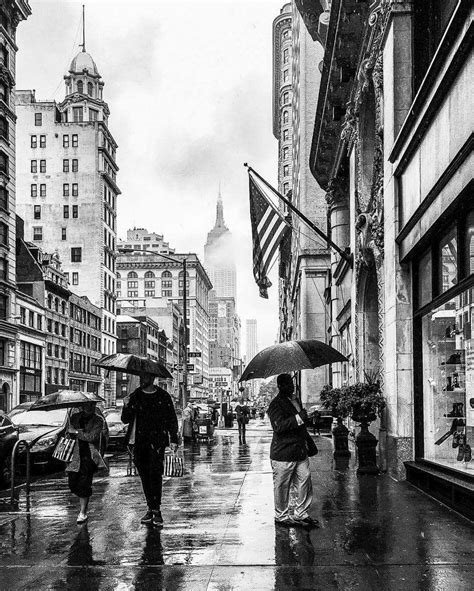 Rainy day in NYC ☔⚡️ Credit: @pictures_of_newyork Image Originale, Singing In The Rain, Rainy ...