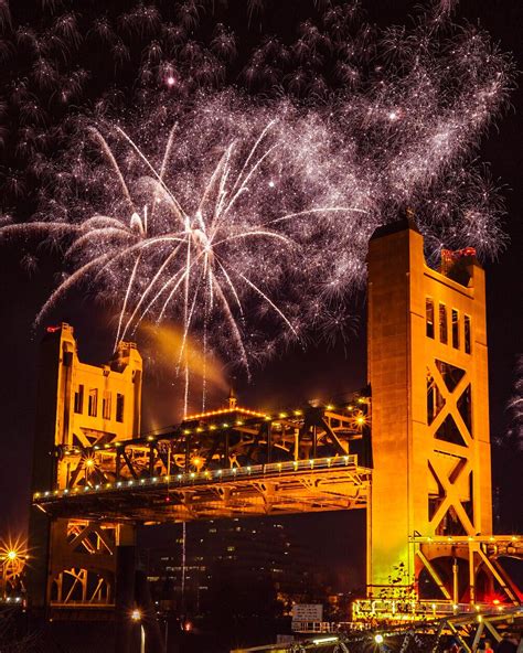 Fireworks over the Tower Bridge : r/Sacramento