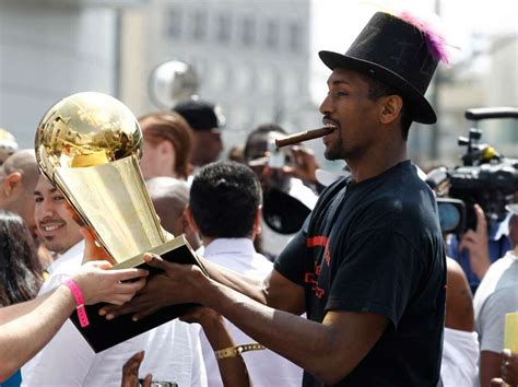 Fans line up for Lakers victory parade