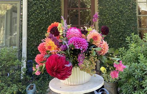 Lewis Miller's Dahlia Arrangement How-To - Flower Magazine